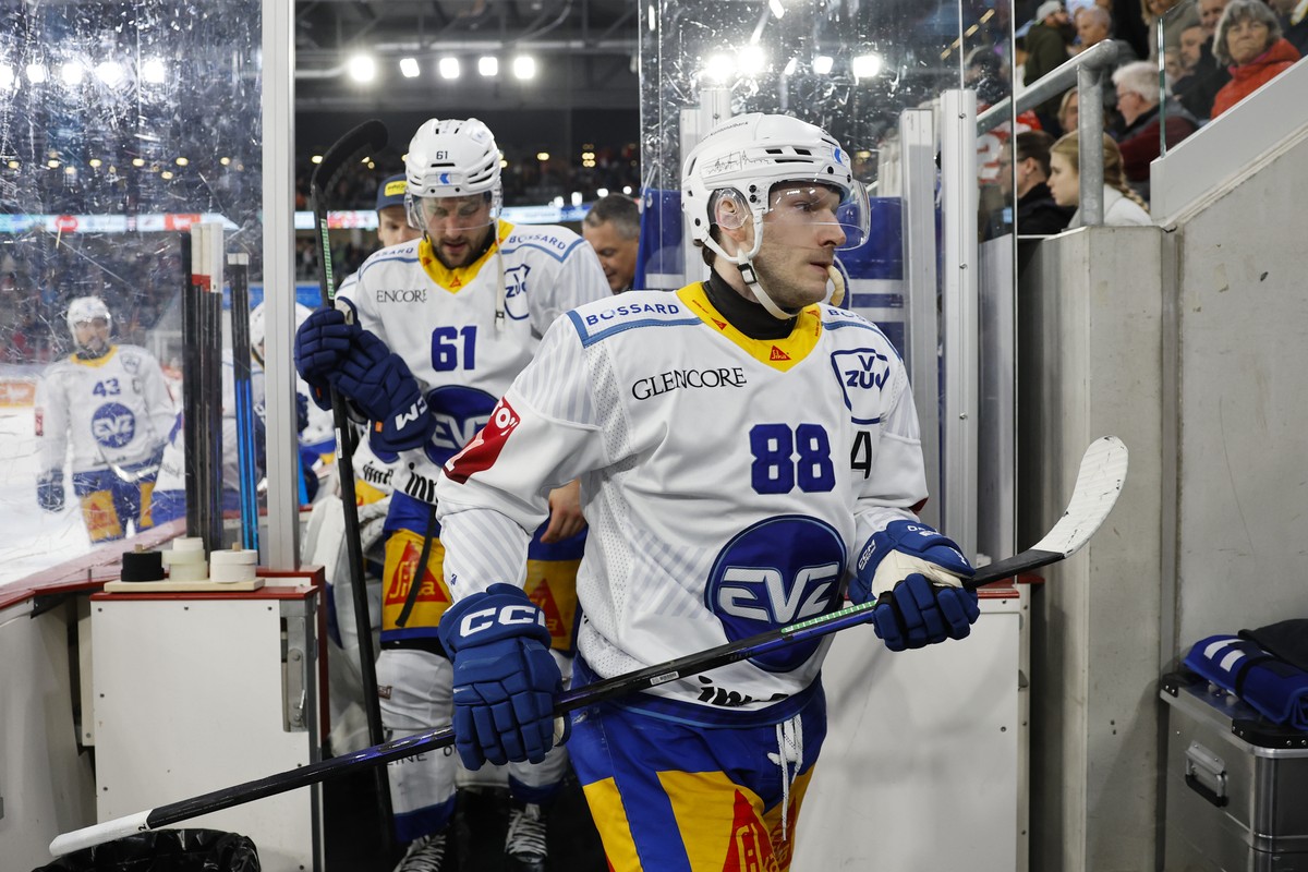 Sven Senteler (EVZ) geht in die erste Drittelspause im Eishockey Meisterschaftsspiel der National League zwischen dem EHC Biel und dem EV Zug, am Samstag, 24. Oktober 2026, in der Tissot Arena in Biel ...