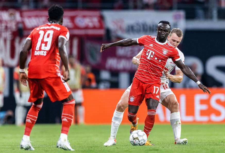 Muenchens Sadio Mane gegen Leipzigs Lukas Klostermann. Fussball DFL-Supercup 2022: RB Leipzig - FC Bayern Muenchen 3:5. 30. Juli 2022: Leipzig, Red Bull Arena. RB Leipzig - FC Bayern Muenchen 3:5 ***  ...