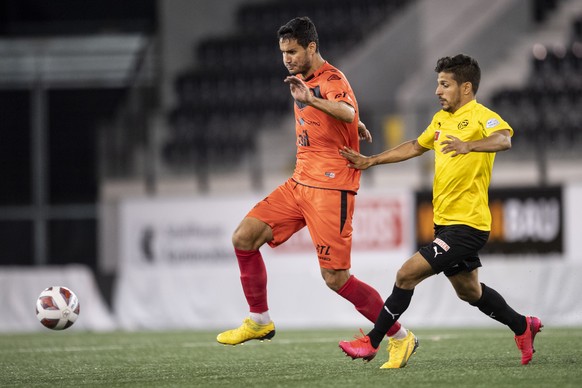 Luganos Miroslav Covilo, links, spielt um den Ball mit Schaffhausens Roberto Rodriguez, rechts, in der zweiten Runde vom Schweizer Fussball Cup zwischen dem FC Schaffhausen und dem FC Lugano im LIPO P ...