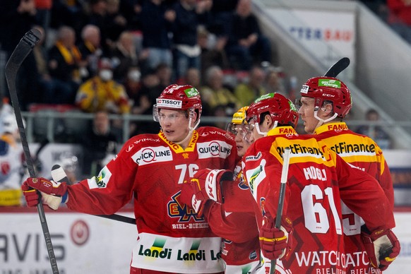 Biels Spieler feiern ihren Treffer zum 2-1im Eishockey Meisterschaftsspiel der National League zwischen dem EHC Biel und dem EV Zug, am Samstag, 12. Maerz 2022, in der Tissot Arena in Biel. (KEYSTONE/ ...