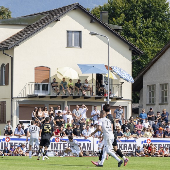 Tolle Cup Stimmung auch auf dem Balkon im Stadion Seefeld beim Schweizer Cup der 1. Runde zwischen dem FC Lachen Altendorf und den Grasshoppers vom Sonntag, 17. August 2025 in Lachen. (KEYSTONE/Urs Fl ...