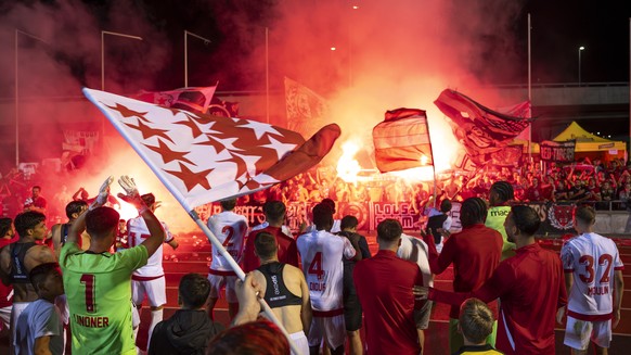 Sions Spieler feiern den Sieg mit ihren Fans in der ersten Runde des Schweizer Fussball Cups zwischen dem SR Delemont und dem FC Sion im Stade de la Blancherie in Delemont, am Samstag, 17. August 2024 ...