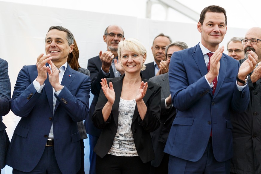 De gauche a droite, le conseiller national tessinois, Ignazio Cassis, la conseillere nationale vaudoise, Isabelle Moret et le conseiller d&#039;Etat genevois, Pierre Maudet, aplaudissent lors de la jo ...