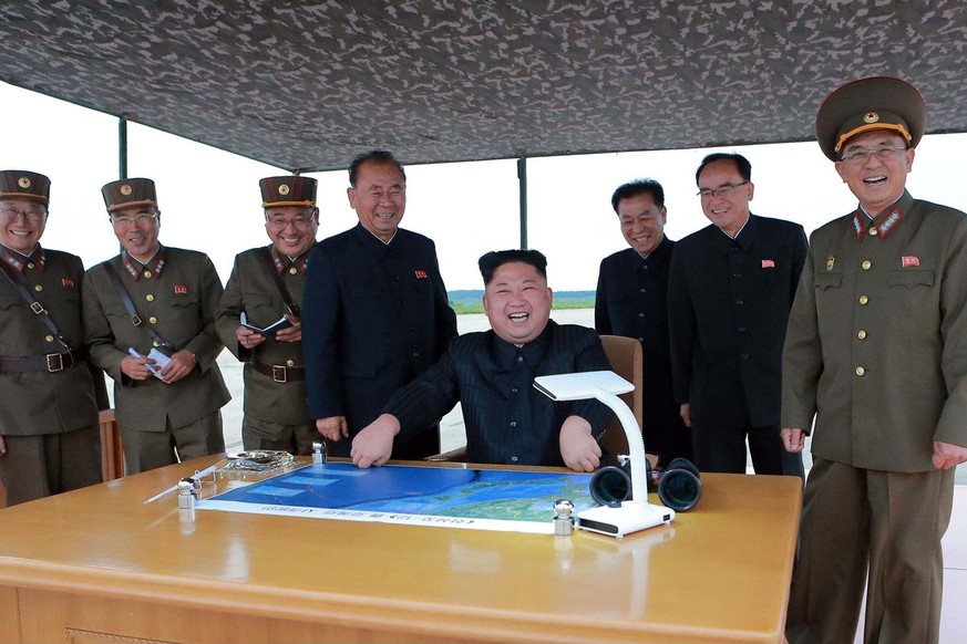 JAHRESRUECKBLICK 2017 - AUGUST - This Aug. 29, 2017 photo distributed on Wednesday, Aug. 30, 2017, by the North Korean government, North Korean leader Kim Jong Un, center, smiles as Kim inspects the t ...