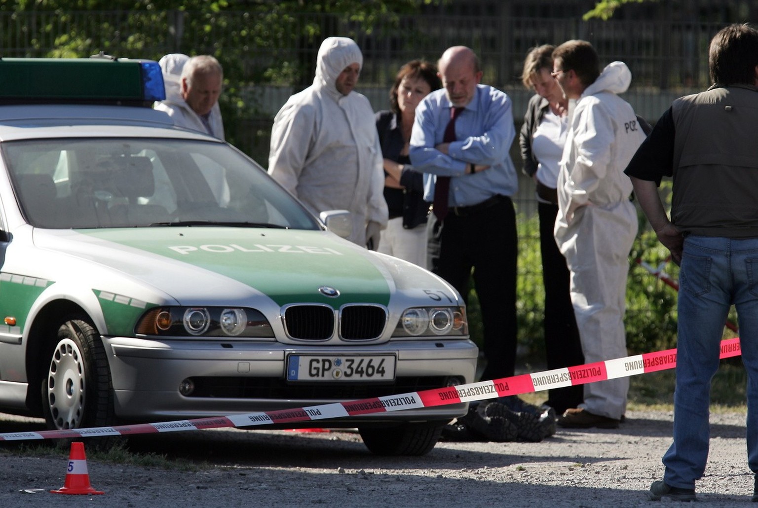 Baden-Wuerttemberg/ ARCHIV: Beamte der Spurensicherung und Kriminalbeamte stehen neben der Leiche der erschossenen Polizistin Michele Kiesewetter in Heilbronn (Foto vom 25.04.07). Nach Angaben der Sta ...
