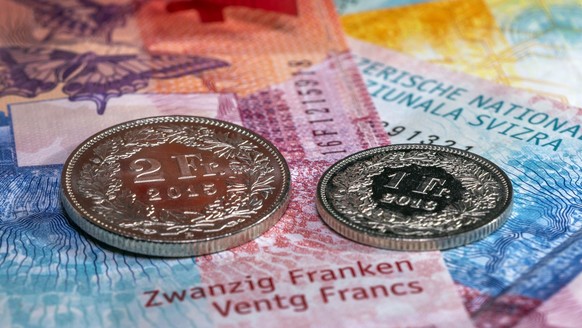 Banknoten und Muenzen, fotografiert in Basel am Dienstag, 12. Januar 2021. Die Volksinitiative &quot;Kein Lohn unter 23 Franken&quot; fordert die Einfuehrung eines kantonalen Mindestlohns von CHF 23.0 ...