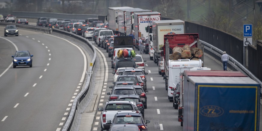 Der Osterreiseverkehr staut sich vor dem Gotthard-Tunnel zwischen Goeschenen und Erstfeld auf der A2 in Richtung Sueden auf mehrere Kilometer Laenge, am Freitag, 12. April 2019. (KEYSTONE/Urs Flueeler ...