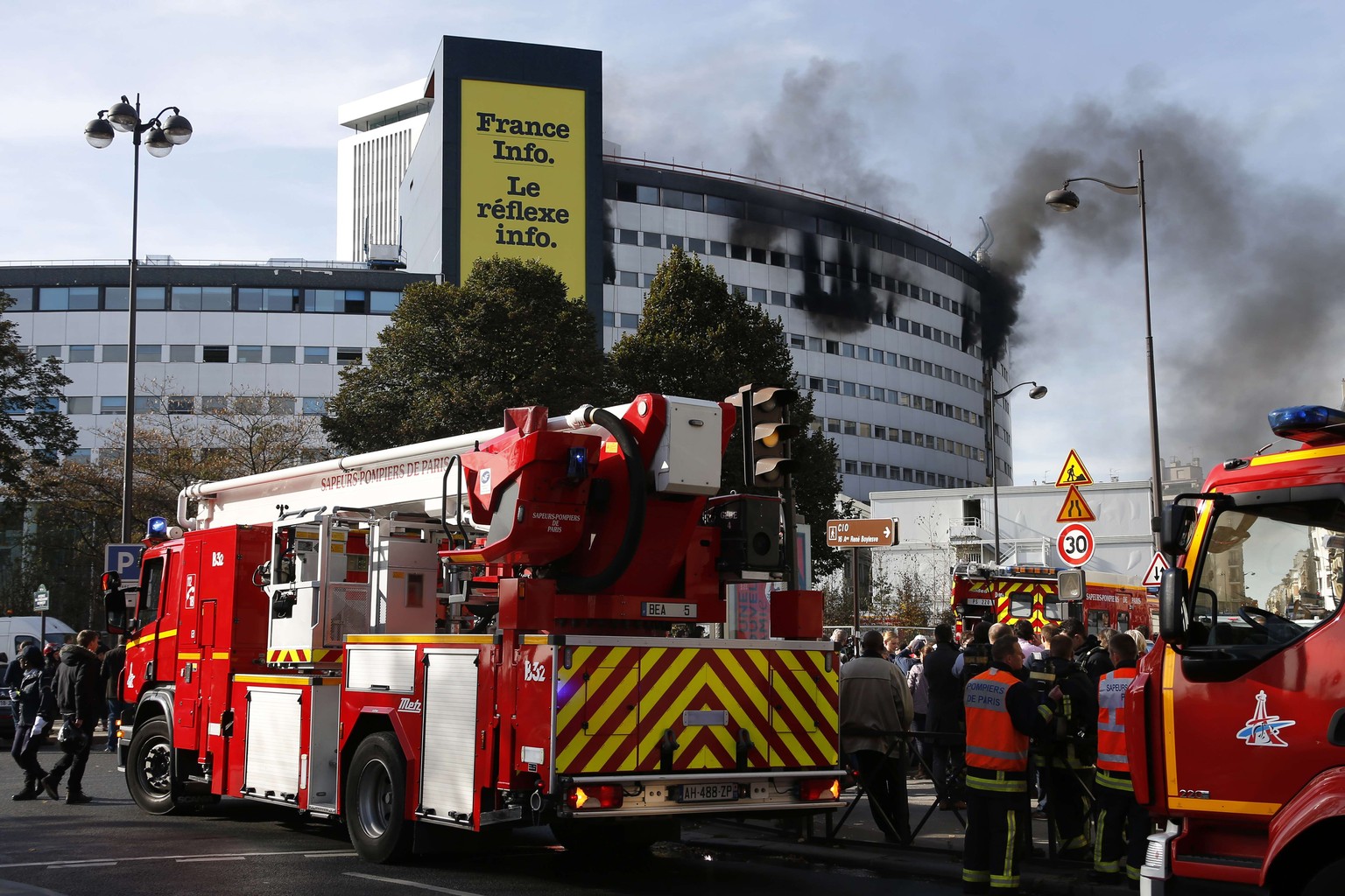 Die Feuerwehr war nach eigenen Angaben mit mindestens 16 Einsatzfahrzeugen vor Ort.