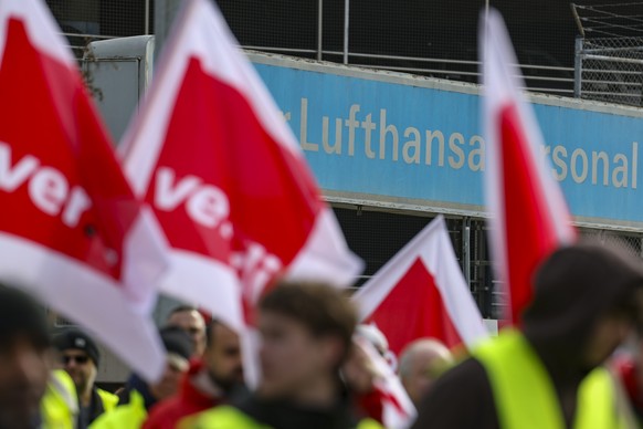 epa11203841 Lufthansa employees demonstrate during a warning strike by Lufthansa ground crews at the international airport in Frankfurt am Main, Germany, March 7, 2024. Despite five rounds of…