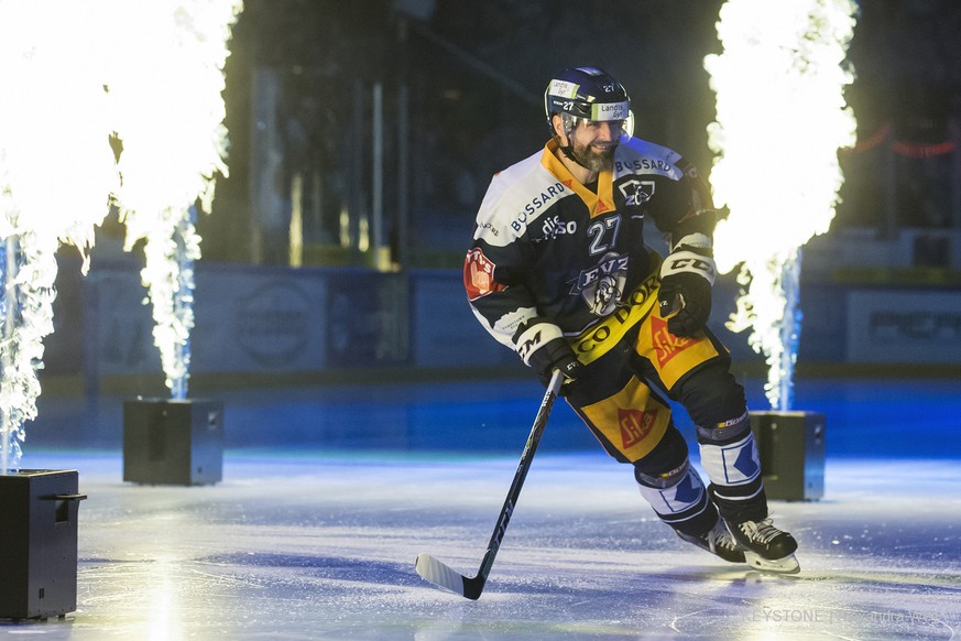 Zugs Josh Holden vor dem Eishockeyspiel der National League zwischen dem EV Zug und dem HC Davos am Samstag, 23. September 2017, in der Bossard Arena in Zug. (KEYSTONE/Alexandra Wey)