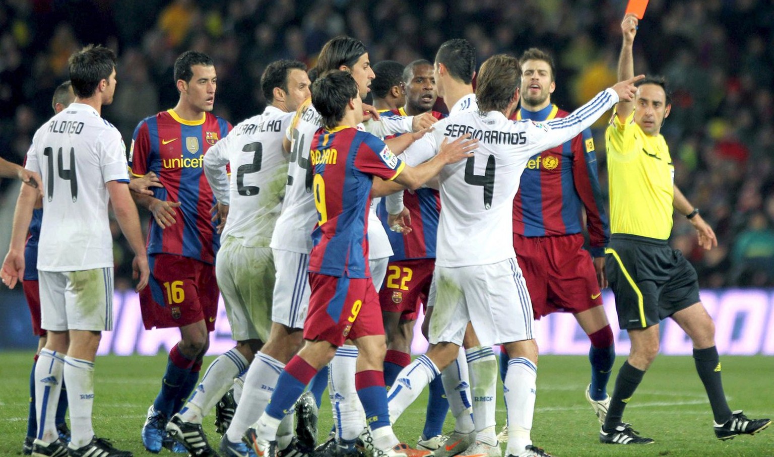 epa02473318 Spanish referee Iturralde Gonzalez (R) shows the red card to Real Madrid}s defender Sergio Ramos (white jersey no.4) during the Spanish Primera Division soccer match against FC Barcelona p ...