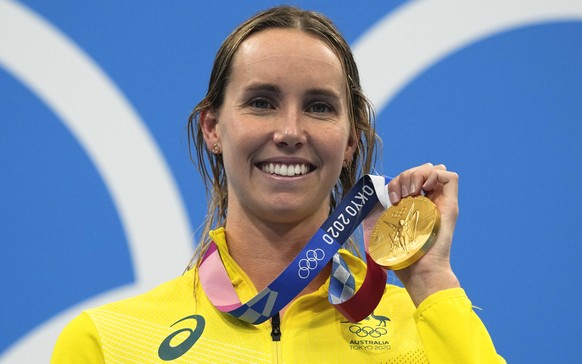 Emma Mckeon, of Australia, poses after winning the gold medal in the women&#039;s 50-meter freestyle final at the 2020 Summer Olympics, Sunday, Aug. 1, 2021, in Tokyo, Japan. (AP Photo/Gregory Bull)