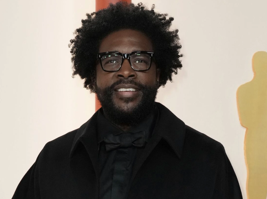 Questlove stellt sich hinter Toby Morton.