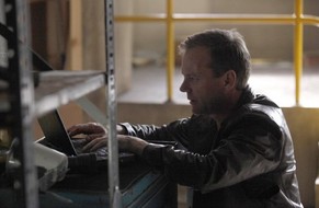 Auf frischer Tat ertappt: Kiefer Sutherland an einem Computer.