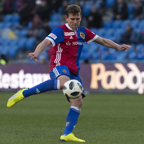 Basels Fabian Frei bei der Schussabgabe im Fussball Meisterschaftsspiel der Super League zwischen dem FC Basel 1893 und dem FC Lugano im Stadion St. Jakob-Park in Basel, am Sonntag, 4. Februar 2018. ( ...