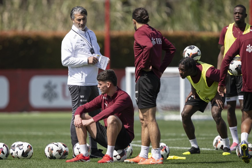 Der Cheftrainer der Schweizer Fussballnationalmannschaft, Murat Yakin, spricht mit die Spieler der Schweizer Fussballnationalmannschaft Albian Hajdari, Ricardo Rodriguez, Joel Monteiro Denis Zakaria,  ...