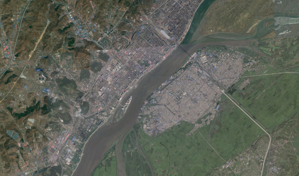 Links vom Fluss Dandong, rechts Sinuiju mit 350'000 Einwohnern gemäss Wikipedia.