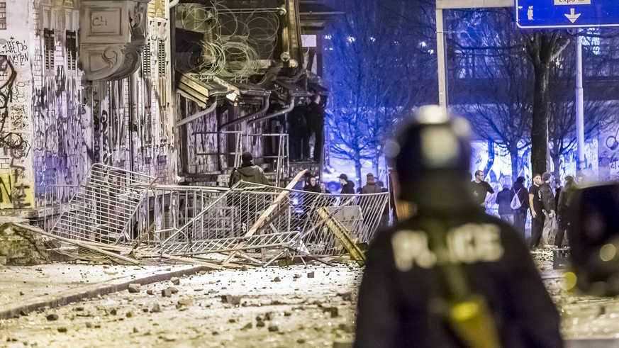 Polizei bei der Reitschule in Bern nach einer Demonstration, am Samstag, 25. Februar 2017. Bei der Protestkundgebung am Samstagabend sind mehrere Personen verletzt worden. Ein Grossaufgebot der Polize ...