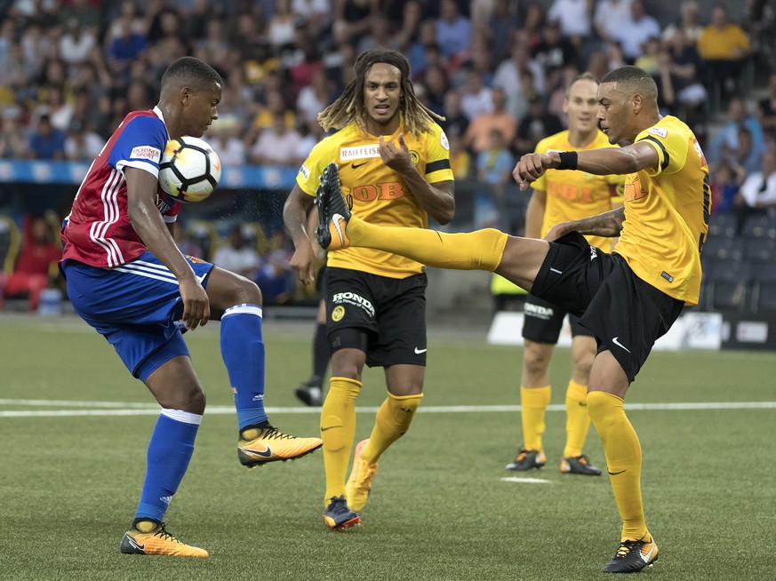Der Basler Manuel Akanji, links, im Kampf um den Ball gegen den Berner Guillaume Hoarau, rechts, im Fussball Meisterschaftsspiel der Super League zwischen dem BSC Young Boys und dem FC Basel 1893 im S ...