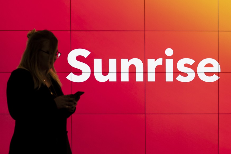 ARCHIVBILD ZUR UEBERNAHME VON UPC SCHWEIZ DURCH SUNRISE, AM MITTWOCH, 27. FEBRUAR 2019 ---- [Staged Picture] A customer in a shop of telecommunications provider Sunrise Communications in Glattbrugg, C ...