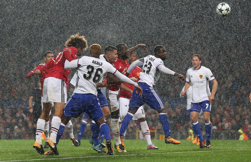 epa06200845 Manchester United's Romelu Lukaku (C) scores a goal during the UEFA Champions League soccer match between Manchester United and FC Basel 1893 at the Old Trafford Stadium, in Mancheste ...