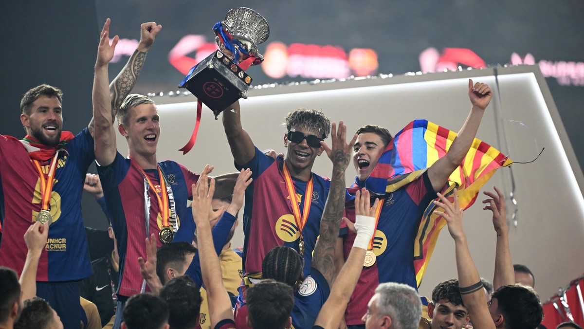epaselect epa11820936 Lamine Yamal of Barcelona (C) celebrates with the trophy after winning the final of the Spanish Super Cup, the Supercopa de Espana, between Real Madrid and FC Barcleona in Jeddah ...