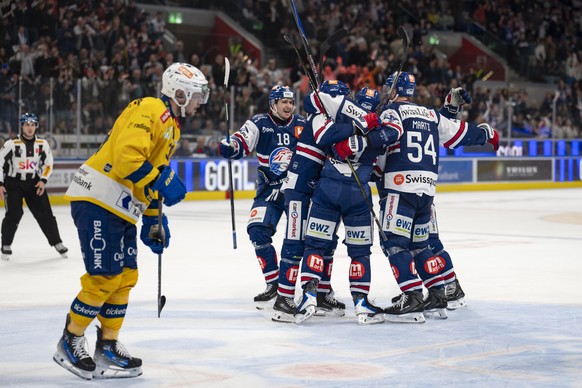 Der Torschuetze Vinzenz Rohrer (ZSC) jubelt mit dem Team nach dem Tor zum 3:1 bei dem Spiel 2 des Playoff Halbfinal der Eishockey National League zwischen den ZSC Lions und dem HC Davos am Montag, 6.  ...