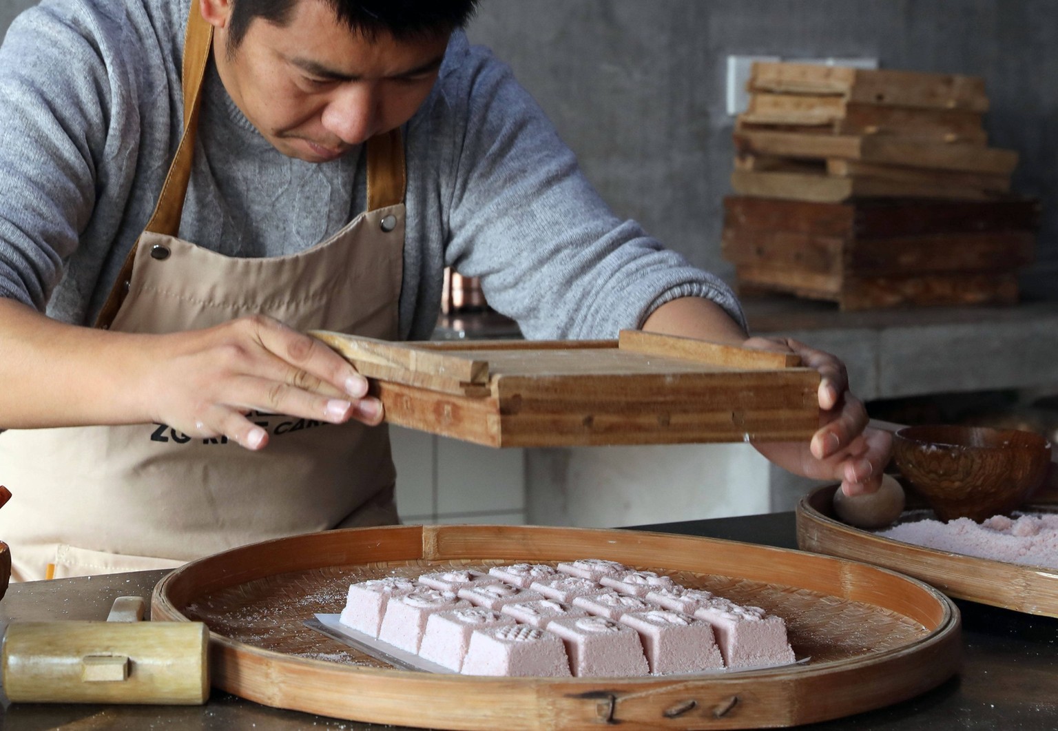 240118 -- SHANGHAI, Jan. 18, 2024 -- Yang Qinfeng makes Zhuang Rice Cake at his studio in Liantang Town of Qingpu District of Shanghai, east China, Jan. 10, 2024. Zhuang Rice Cake, made with sticky ri ...