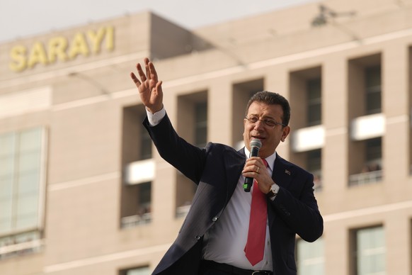 Istanbul&#039;s Mayor Ekrem Imamoglu addresses his supporters in front of the Istanbul courthouse, in Istanbul, Turkey, Friday, Jan. 31, 2025. (AP Photo/Emrah Gurel)
