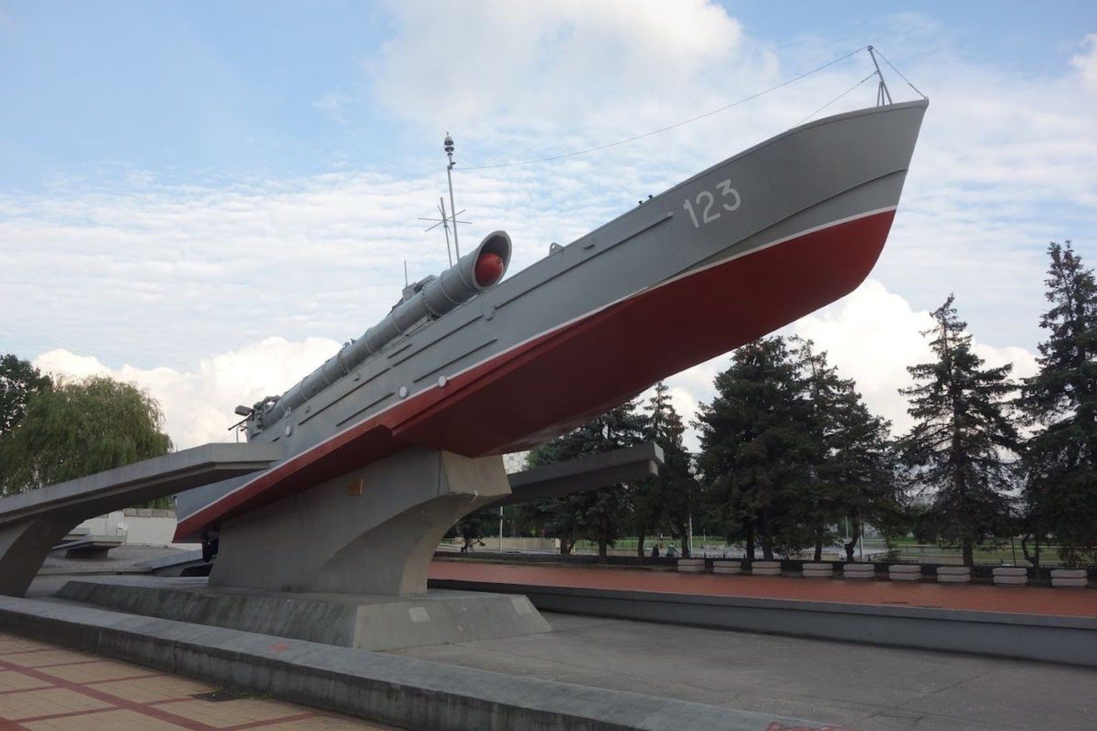 Kaliningrad: Torpedoboot Komsomolez Typ 123-BIZ, Denkmal für die Seefahrer der Ostsee.