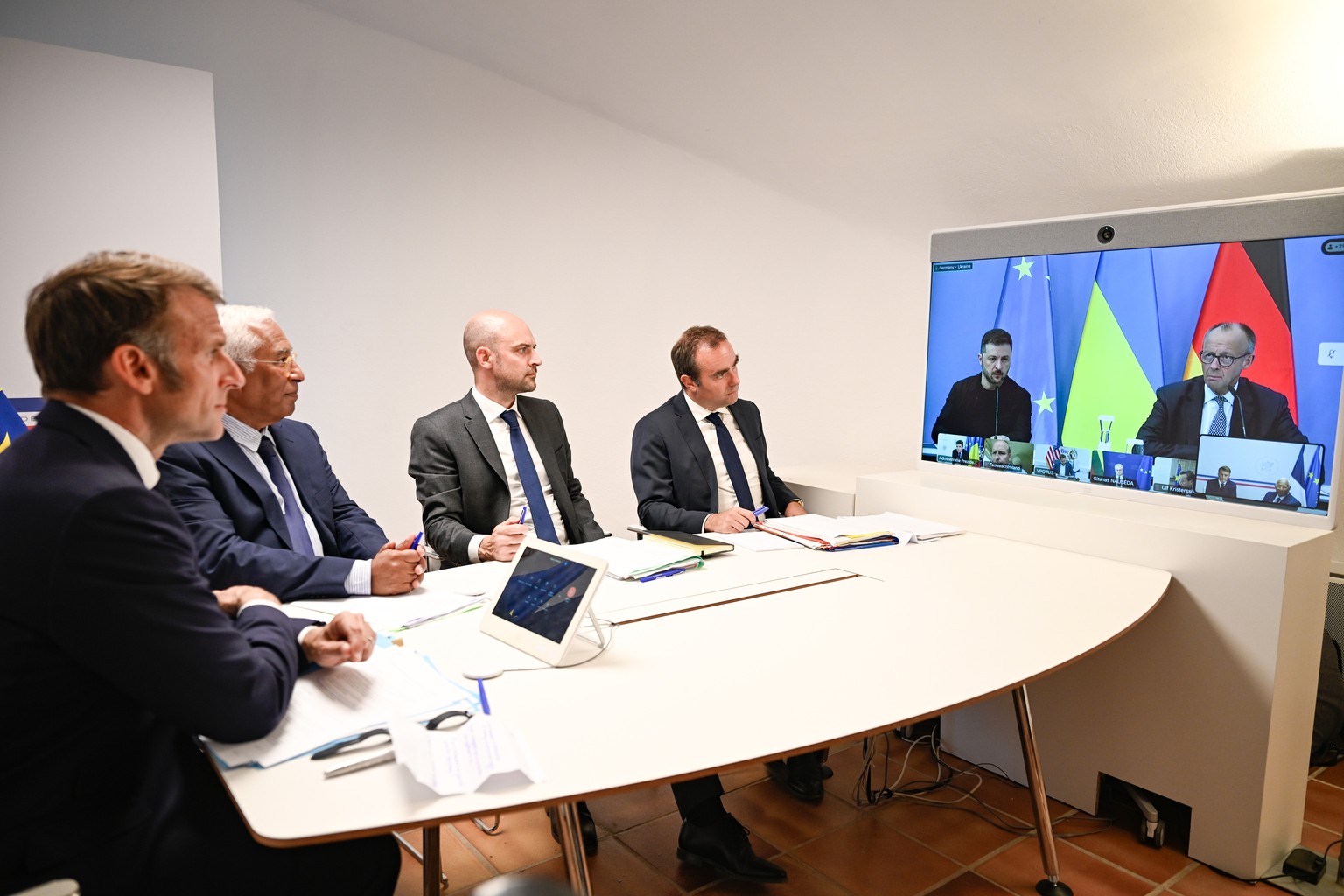 epaselect epa12298029 (L-R) French President Emmanuel Macron, Antonio Costa, President of the European Council, French Minister for Europe and Foreign Affairs Jean-Noel Barrot, and France&#039;s Minis ...