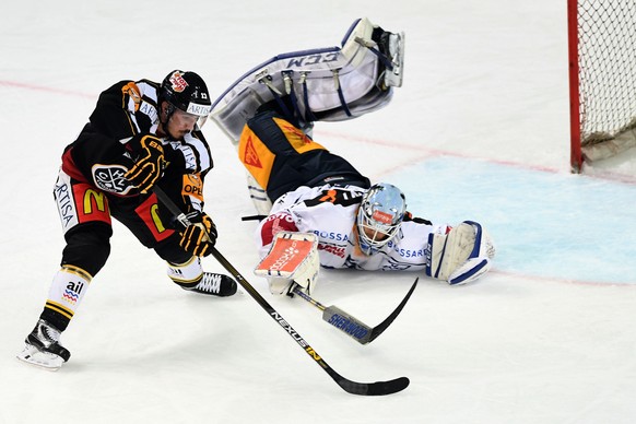 Luganoâs player Alessio Bertaggia, left, fights for the puck with Zug&#039;s goalkeeper Tobias Stephan right, during the preliminary round game of National League A (NLA) Swiss Championship 2016/17  ...