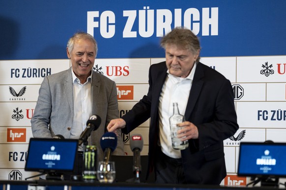 Trainer Marcel Koller (FCZ), links, und Praesident Ancillo Canepa (FCZ) betreten die Medienkonferenz zur Saison 2026/2027 des FC Zuerich (FCZ) am Montag, 15. Juni 2026 auf der Sportanlage Heerenschuer ...