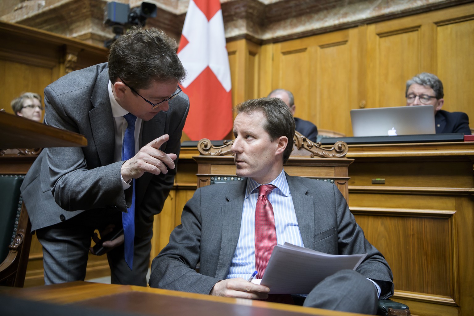 Albert Roesti, SVP-BE, links, und Thomas Aeschi, SVP-ZG, rechts, sprechen waehrend der Fruehlingssession der Eidgenoessischen Raete, am Freitag, 22. Maerz 2019 im Nationalrat in Bern. (KEYSTONE/Anthon ...