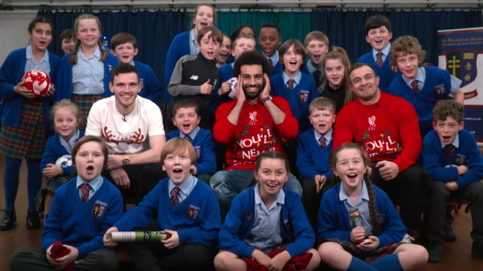 Klassenfoto mit Fussballstars: Robertson, Salah und Shaqiri.