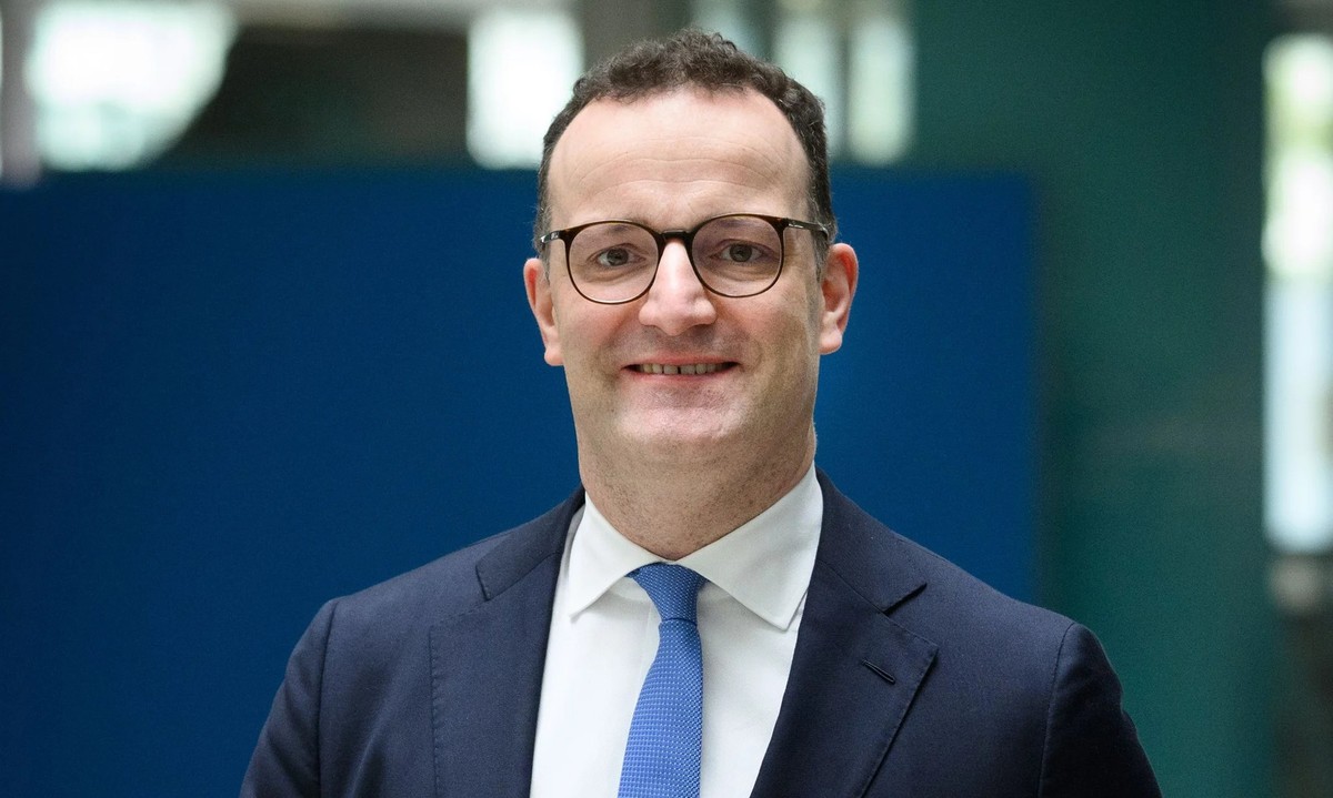 Jens Spahn, chef du groupe parlementaire de l'Union chrétienne-démocrate d'Allemagne (CDU), suscite le mécontentement au sein de son parti à cause de son bébé.