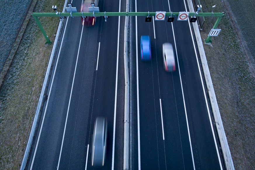 Des voitures circulent sur trois pistes dont la bande d&#039;arret d&#039;urgence, BAU, sur l&#039; autoroute Yverdon - Lausanne, A1, entre Villars-Ste-Croix et Cossonay ce mercredi 22 janvier 2020 a  ...