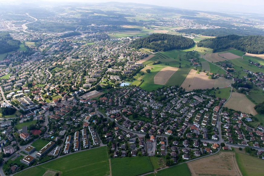 In der Schweiz führen Bautätigkeit und landwirtschaftliche Nutzung zu einer Belastung der Böden, die Landschaft wird zunehmend zersiedelt.