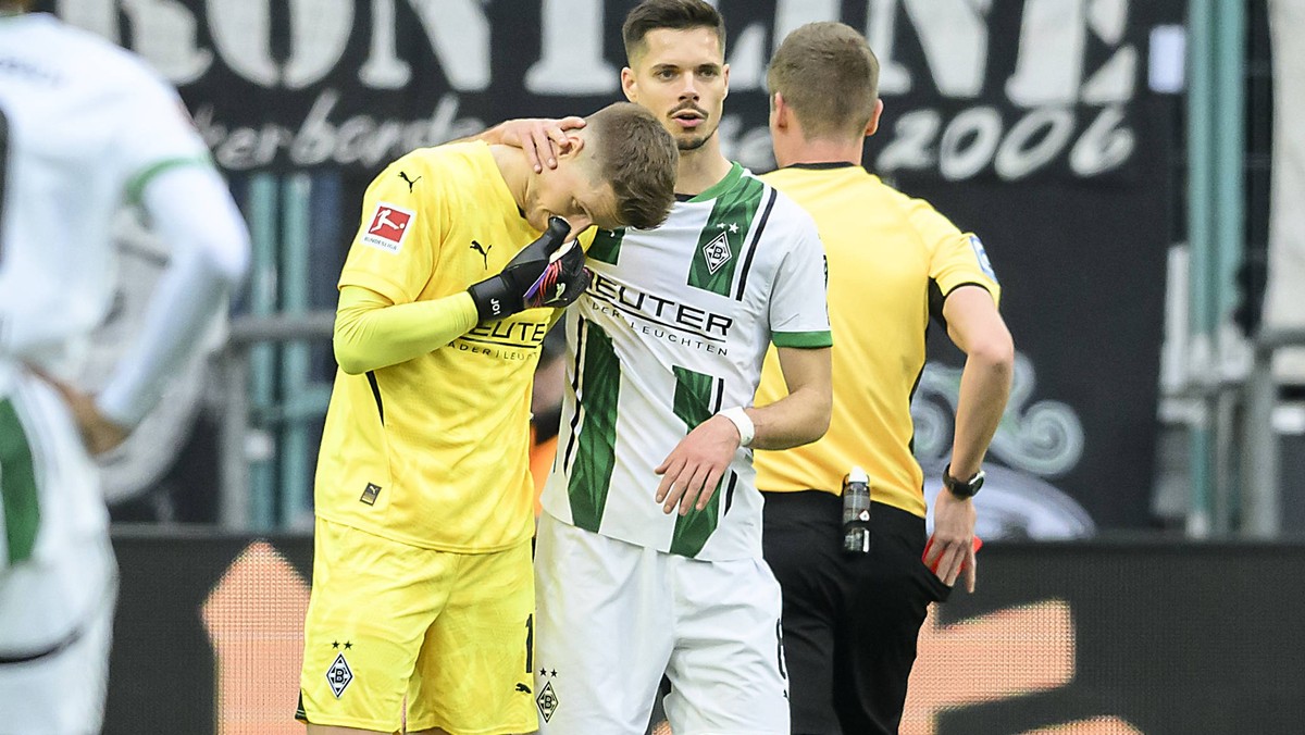 Julian WEIGL MG troestet Torwart Jonas OMLIN MG nach seiner Roten Karte, Fussball 1. Bundesliga, 23. Spieltag, Borussia Moenchengladbach MG - FC Augsburg A, am 22.02.2025 in Moenchengladbach/ Deutschl ...
