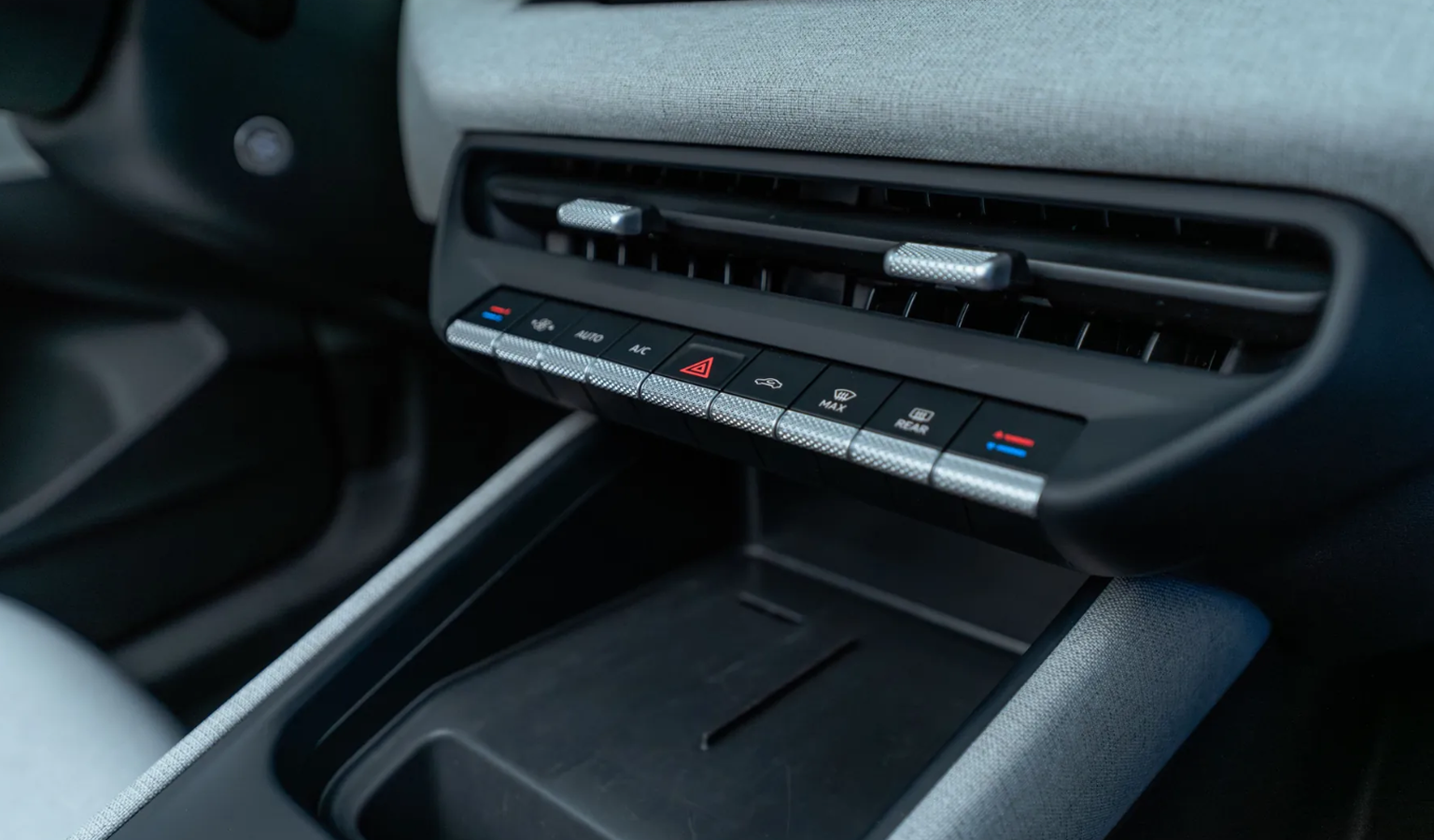 Endlich wieder Schalter: Beim Vorserienmodell fehlt noch die Gummimatte in der Handyablage.