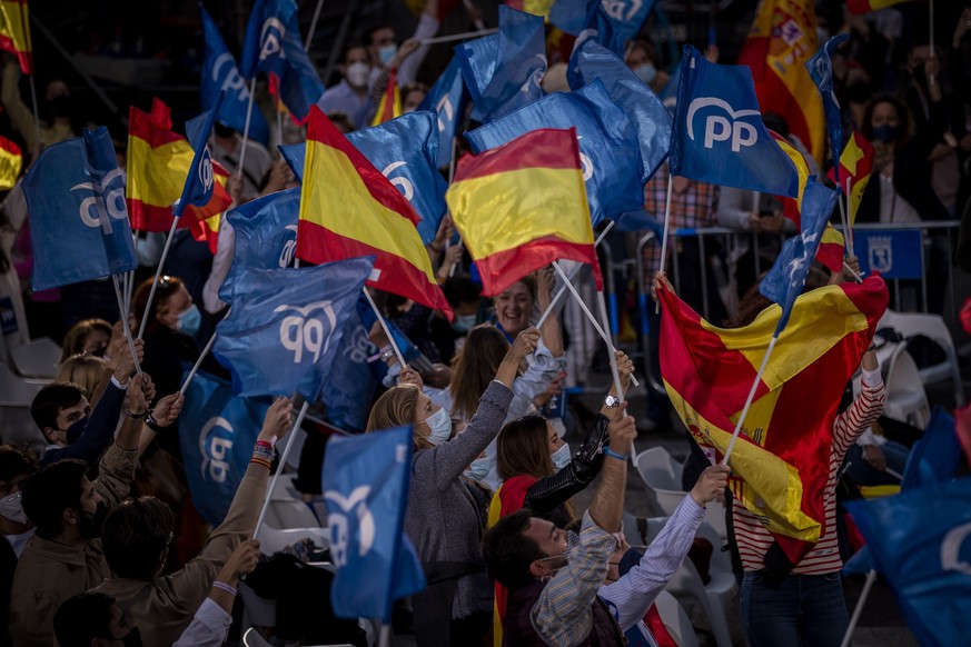 Jubelnde PP-Anhänger in Madrid.