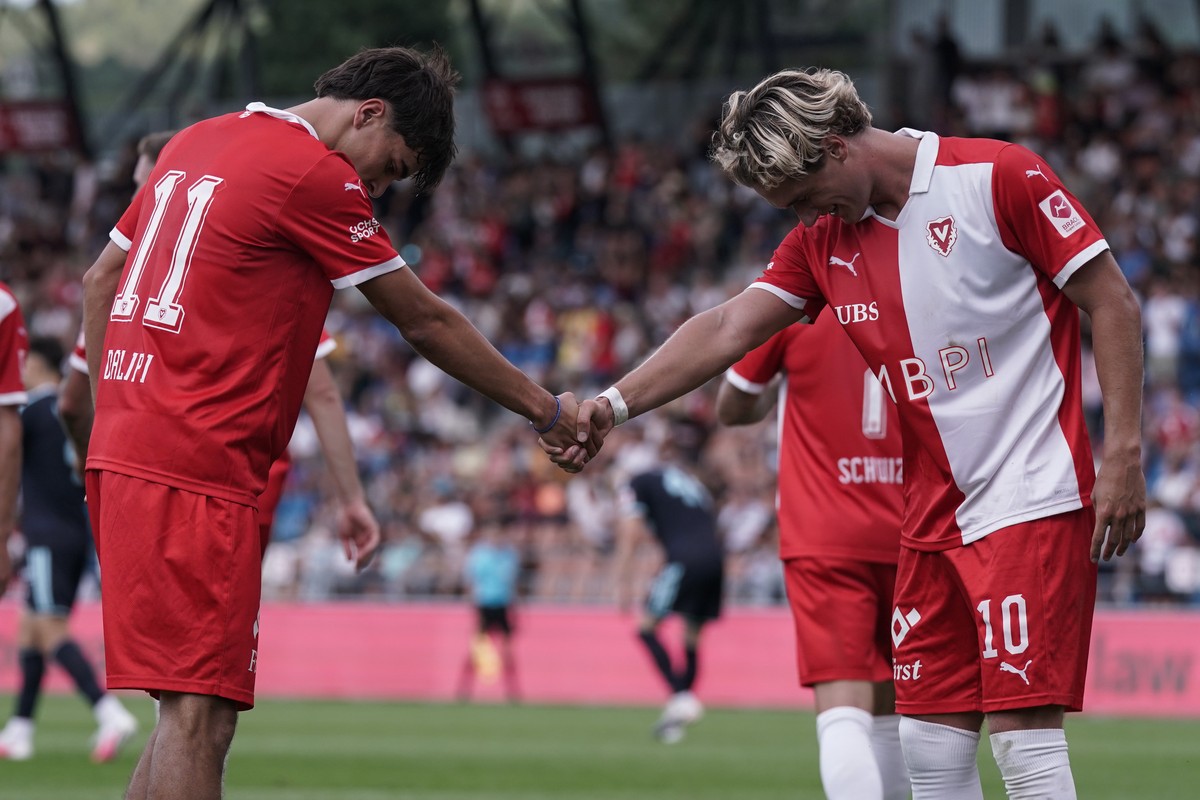 Torschuetze Juan Cabrera (FCV), rechts, und Lutfi Dalipi (FCV) bejubeln das Tor zum 5-2 im Fussball Super League Spiel zwischen dem FC Vaduz (FCV) und dem Grasshopper Club Zuerich (GC), am Sonntag, 30 ...