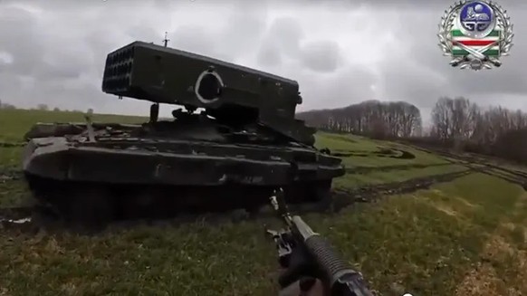 Screenshot aus einem Video, das den erbeuteten Mehrfachraketenwerfer TOS-1 zeigt.