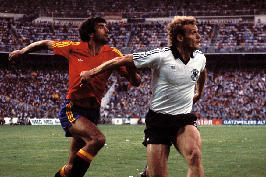 Bildnummer: 00476037 Datum: 02.07.1982 Copyright: imago/Frinke
Hans-Peter Briegel (BRD, re.) im Duell mit Jose Ramon Alesanco (Spanien); Alexanco, Nationaltrikot, Vdia, quer, Zweikampf, Ball Weltmeis ...