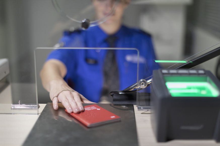 ZU DEN THEMEN DER SOMMERSESSION, AM DIENSTAG, 12. JUNI 2018, STELLEN WIR IHNEN FOLGENDES BILDMATERIAL ZUR VERFUEGUNG ---- A member of the Swiss Border Guard checks passengers&#039; passports, pictured ...