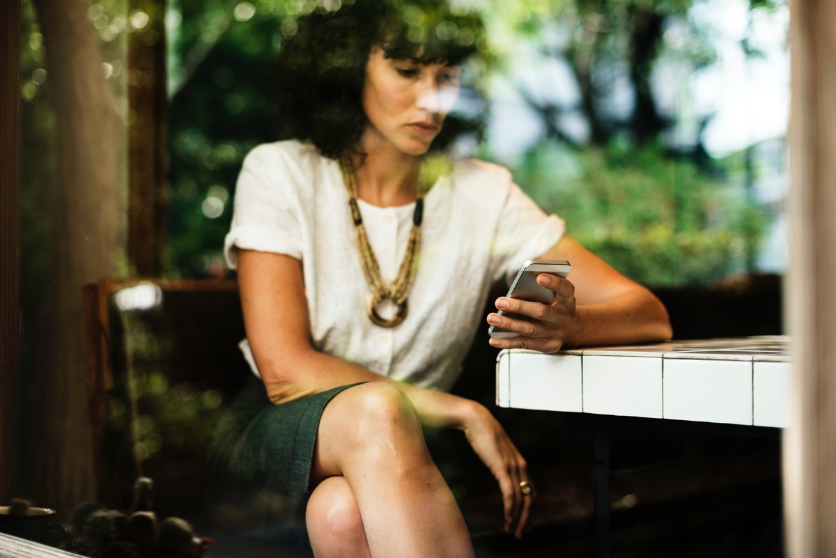 https://unsplash.com/photos/0NR3-f_LSbc
Frau, Handy