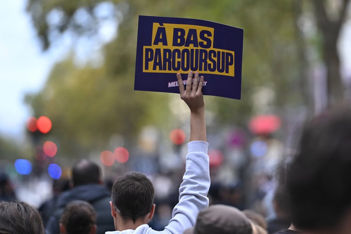 Lors d'une manifestation à Paris, un étudiant exprime son mécontentement face au système électronique d'attribution des places dans l'enseignement supérieur.