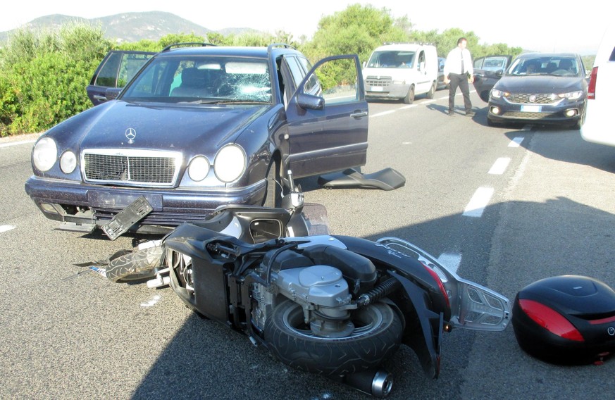 Clooney war im Juli auf der italienischen Mittelmeerinsel Sardinien bei einem Verkehrsunfall leicht verletzt worden, als sein Motorroller von einem Auto erfasst und er durch die Luft geschleudert wurde.