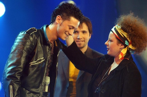 Carmen Fenk, rechts, und Mario Pacchioli, hinten, verabschieden sich von Piero Esteriore, am Samstag, 21. Februar 2004, bei der Finalsendung von &quot;MusicStar&quot; von SF DRS, im Maag Areal in Zuer ...