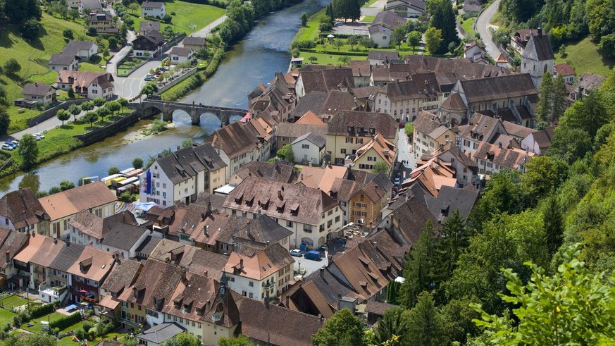 View onto the village Saint-Ursanne and the river Doubs in the canton of Jura, Switzerland, pictured on August 2, 2008. (KEYSTONE/ Martin Ruetschi)

Blick aus der Vogelperspektive auf Saint-Ursanne un ...